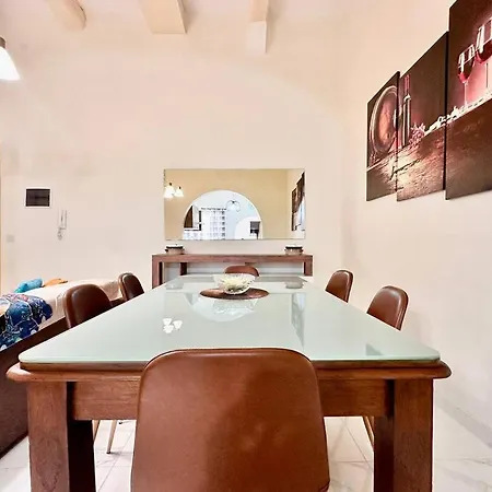 Charming Townhouse With Rooftop Sliema