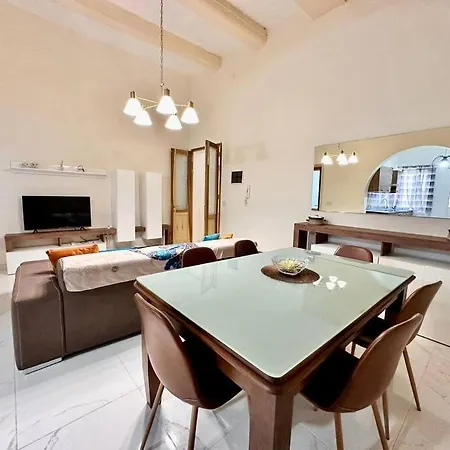 Charming Townhouse With Rooftop Apartmán *