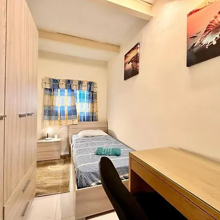 Charming Townhouse With Rooftop