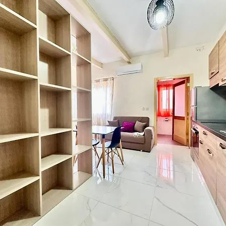 Charming Townhouse With Rooftop Apartmán