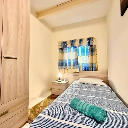 Charming Townhouse With Rooftop Sliema