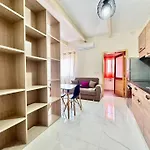 Charming Townhouse With Rooftop Apartman